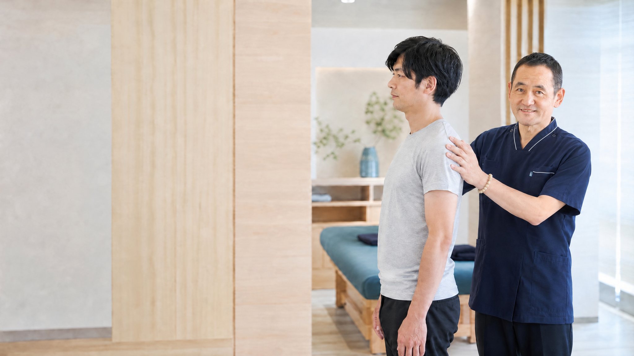 立ち姿勢を確認する施術の様子