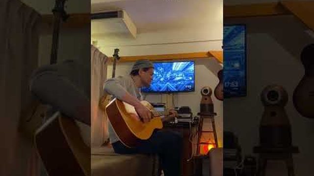 サロンでギターを弾き語りする井上（動画より）